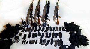 Armas decomisadas luego de la detención de un sujeto.