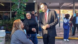 Mauricio Kuri llegando a la Secundaria