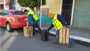 Gente retirando objetos