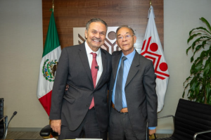 Octavio Romero Oropeza firma ante notario público