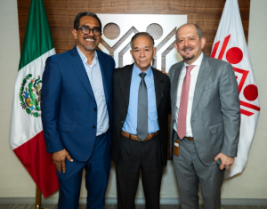 Octavio Romero Oropeza firma ante notario público
