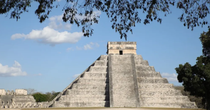 Turista alemán sube a Chichén Itzá y termina golpeado por muchos