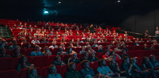 60% de la Generación Z usa su celular mientras ve películas