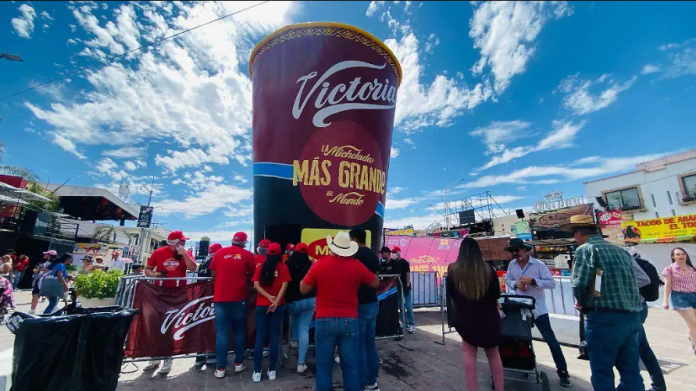 Victoria rompe el récord guinness con la michelada más grande
