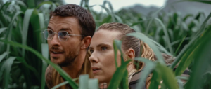 Zora Bennett (Scarlett Johansson) y Dr. Henry Loomis (Jonathan Bailey)