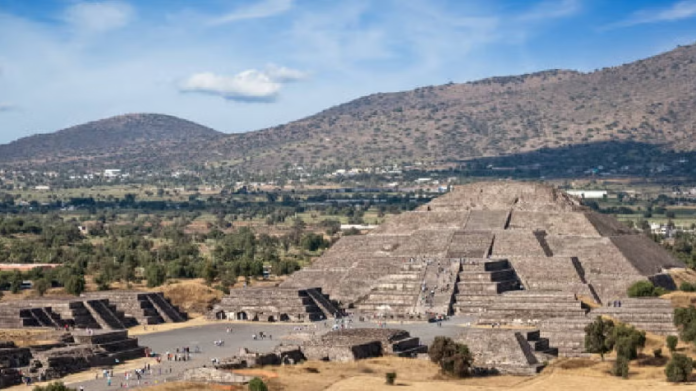 Ya se puede subir a la Pirámide de la Luna en Teotihuacán