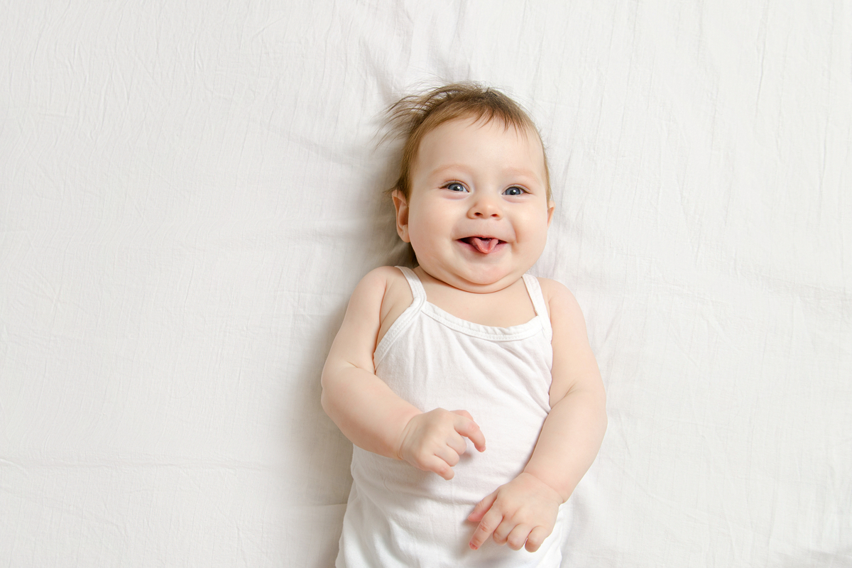 Por qué los bebés sacan la lengua