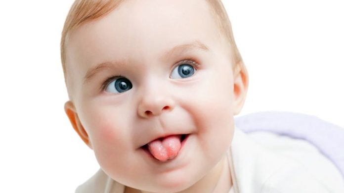 ¿Por qué mi bebé saca la lengua? Guía completa de causas y significados