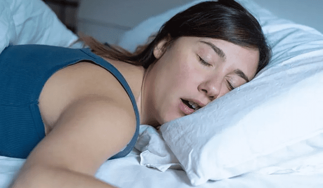 persona durmiendo boca abierta