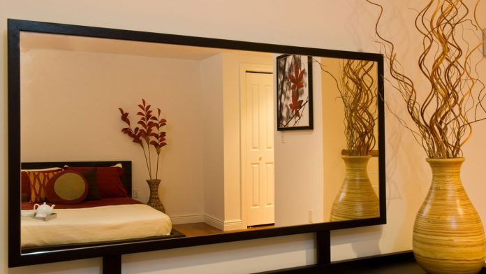 Conoce la verdad detrás de ¿Por qué es malo dormir frente a un espejo