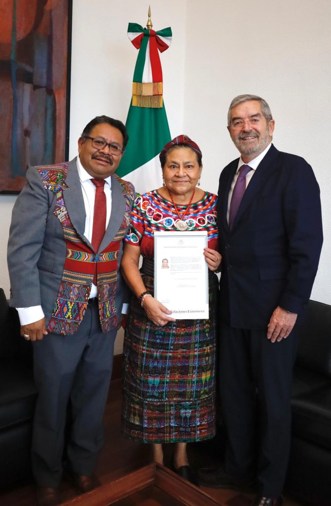 Rigoberta Menchú recibe la nacionalidad mexicana