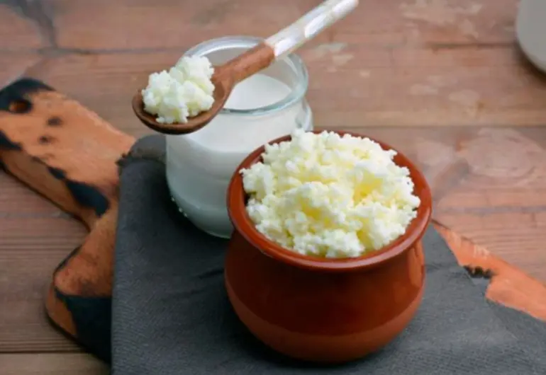 Un vaso de kéfir saludable, preparado con búlgaros de leche y acompañado de fresas y arándanos.