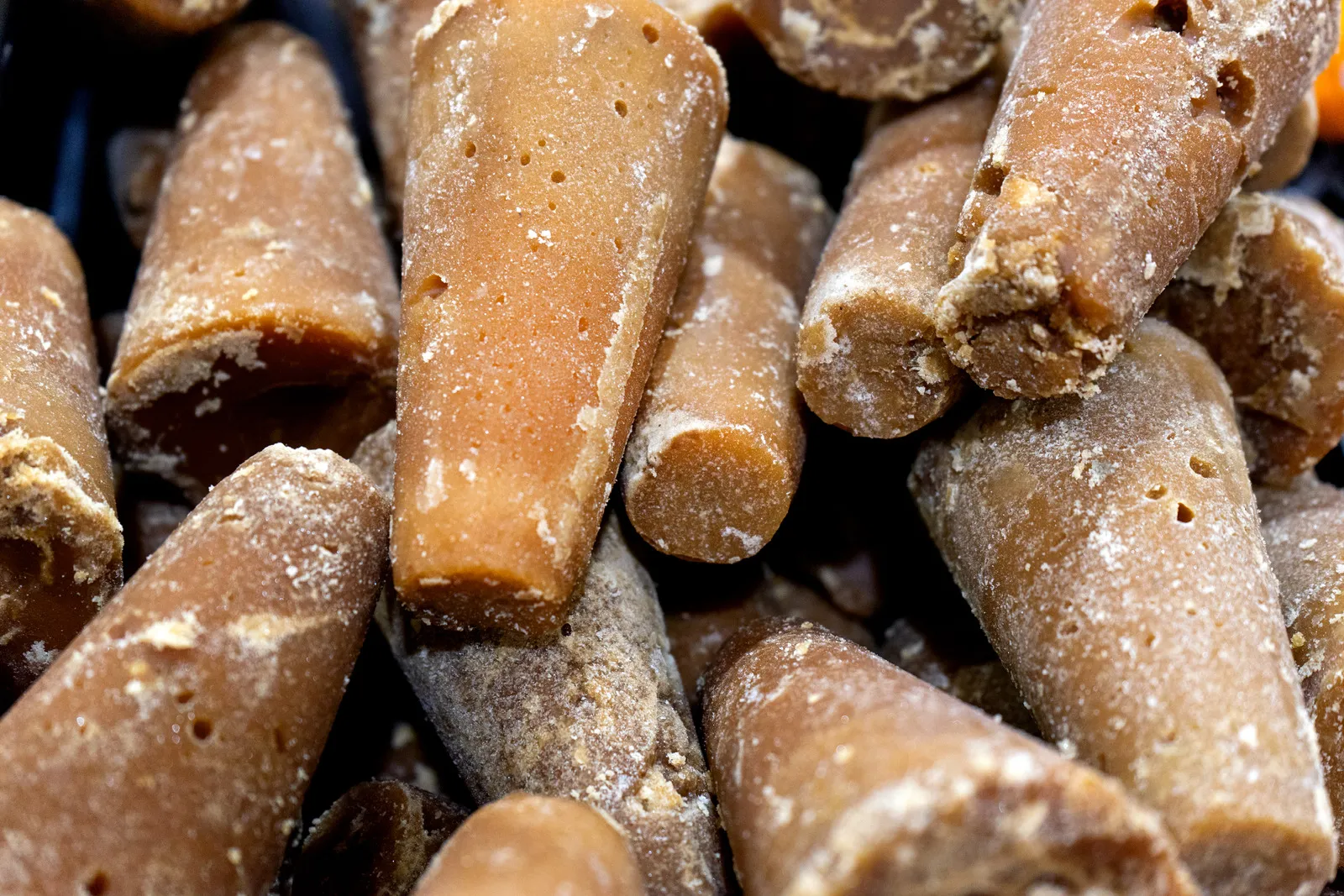 Taza de café de olla, un ejemplo claro de para qué sirve el piloncillo en las bebidas tradicionales.