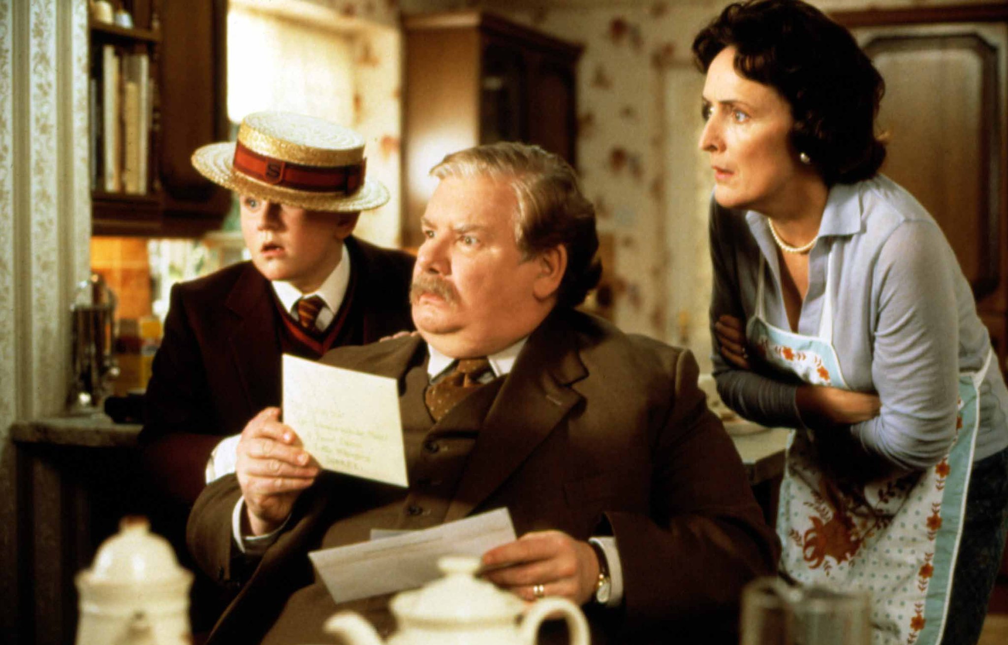 El actor Richard Griffiths tío Vernon Dursley con su característico bigote en una escena de Harry Potter.