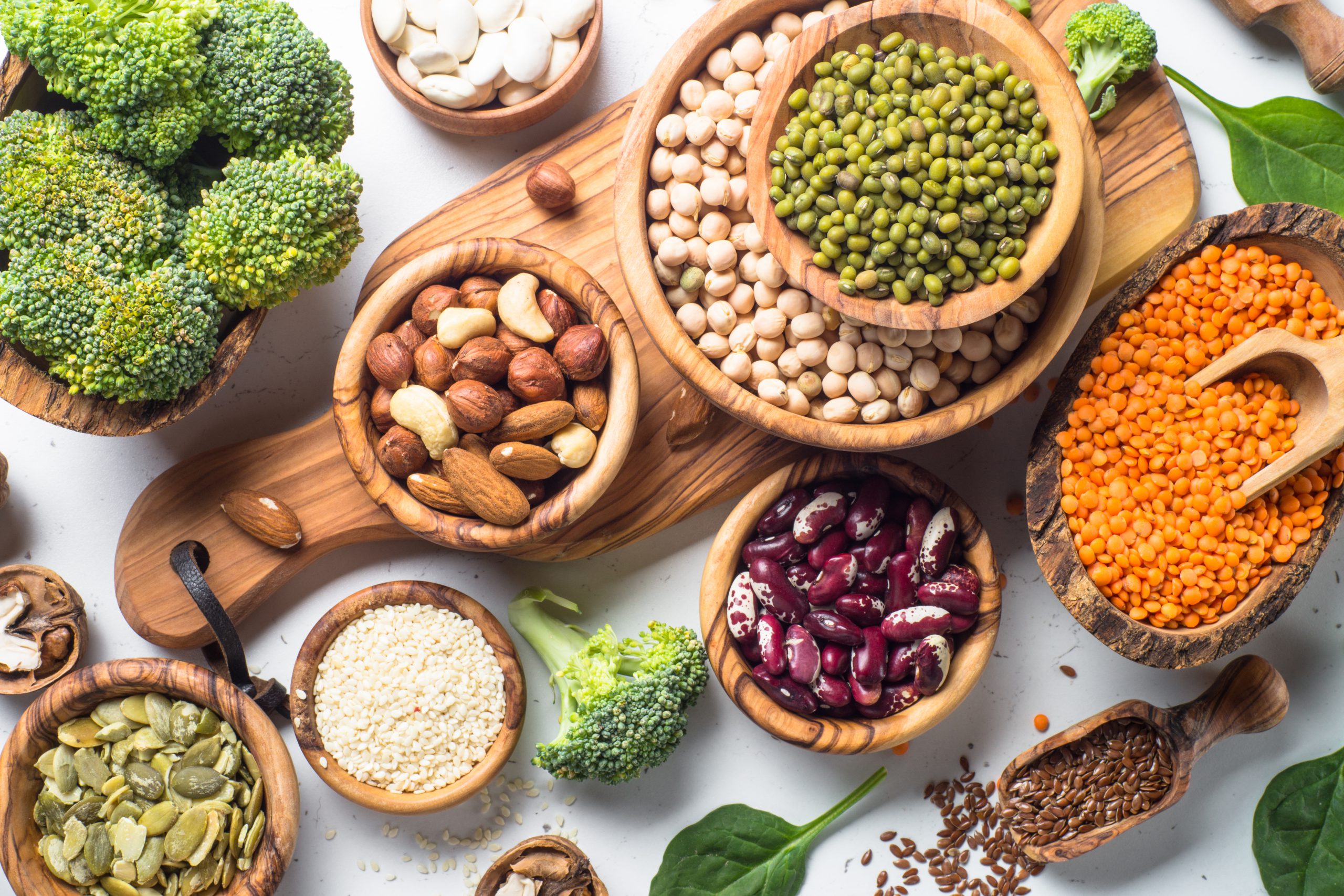 Una variedad de alimentos con proteínas que no son carne, como legumbres, semillas y tofu.