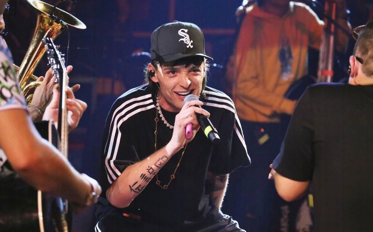 Peso Pluma en un concierto, el cantante cuyo grado de estudios genera curiosidad entre sus fans.