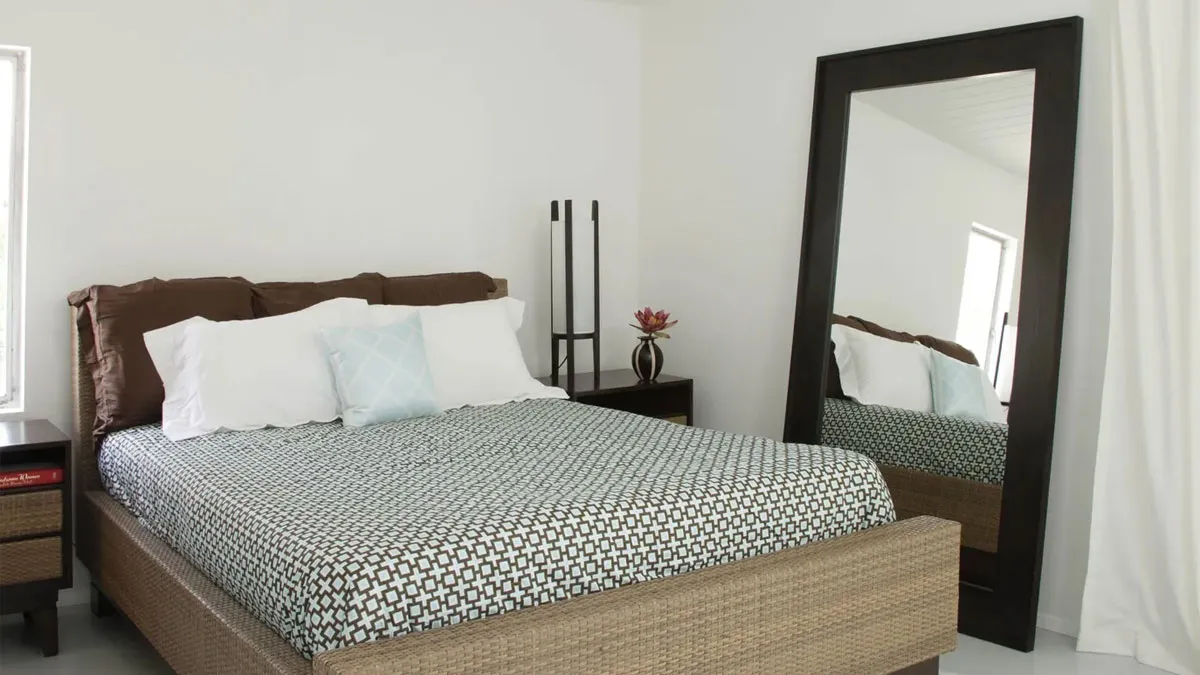 ¿Por qué es malo dormir frente a un espejo