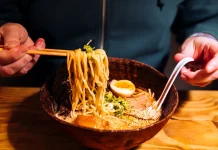 Los 10 mejores lugares para comer ramen en la CDMX: una guía para el antojo Un tazón de ramen humeante, uno de los mejores ramen de CDMX, servido en un restaurante japonés.