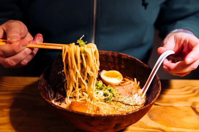 Un tazón de ramen humeante, uno de los mejores ramen de CDMX, servido en un restaurante japonés.