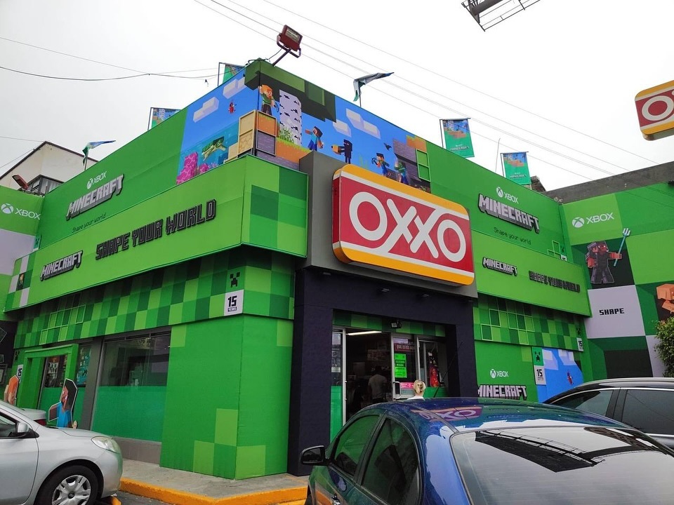 Fachada del Oxxo de Minecraft en la Ciudad de México, decorado con los bloques verdes característicos del videojuego.
