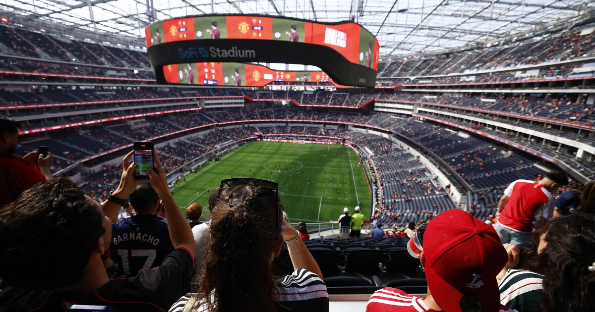Aficionados celebrando en un estadio de fútbol, ansiosos por ver a las selecciones clasificadas al Mundial 2026.