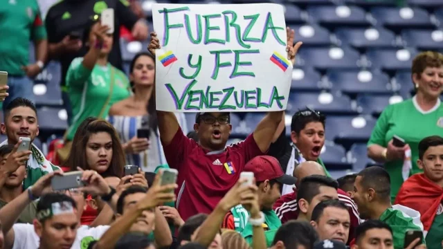 Aficionados con camisetas de fútbol planeando su viaje al Mundial 2026 sobre un mapa de Norteamérica.