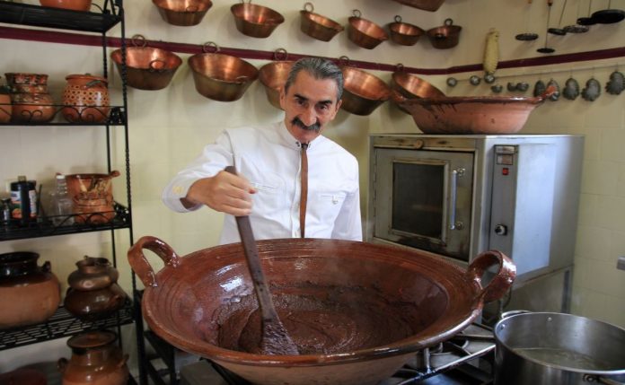 Cómo curar cazuelas y ollas de barro- los consejos infalibles del chef Yuri de Gortari