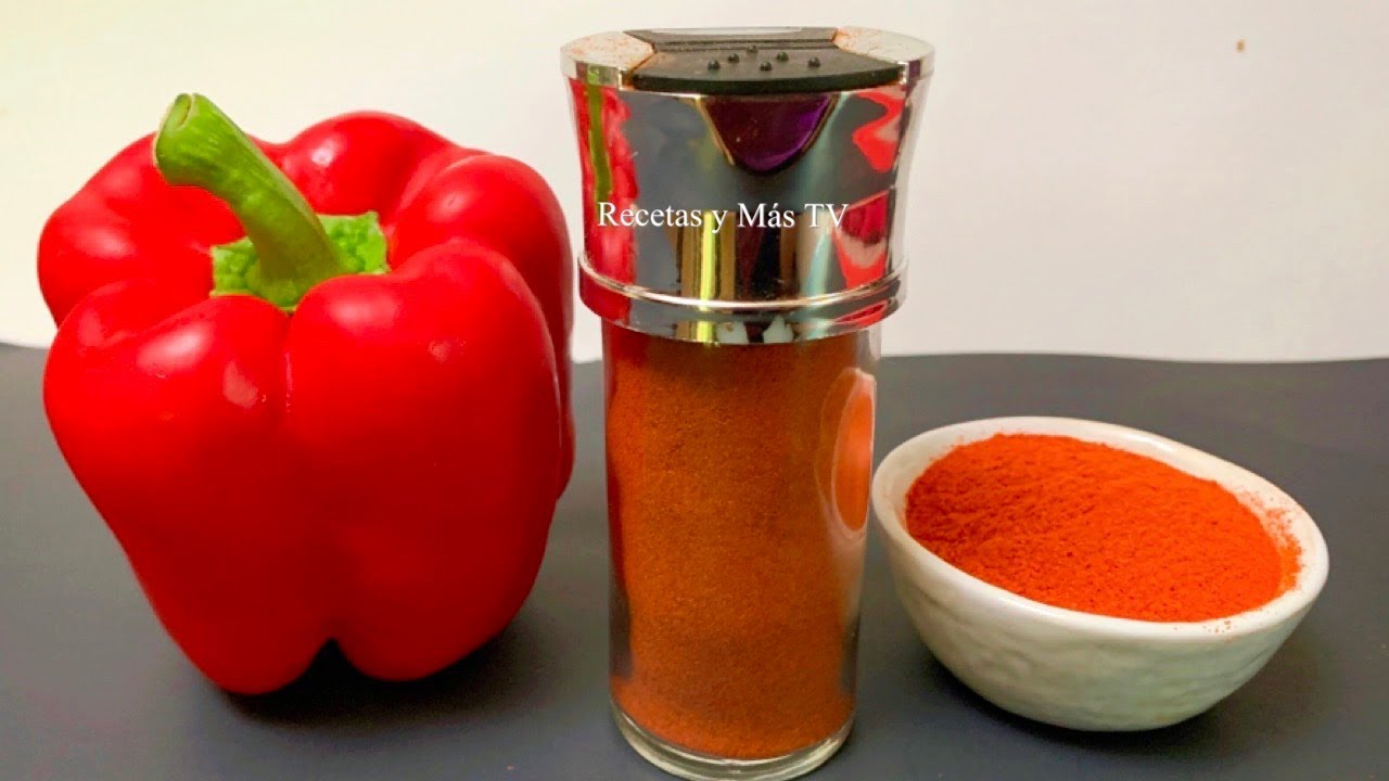 Cortando pimientos rojos en rodajas para hacer paprika casera, un condimento natural.