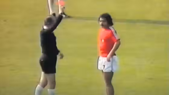 El árbitro mostrando una tarjeta amarilla en el Mundial de México 1970, donde se estrenó la invención de las tarjetas.