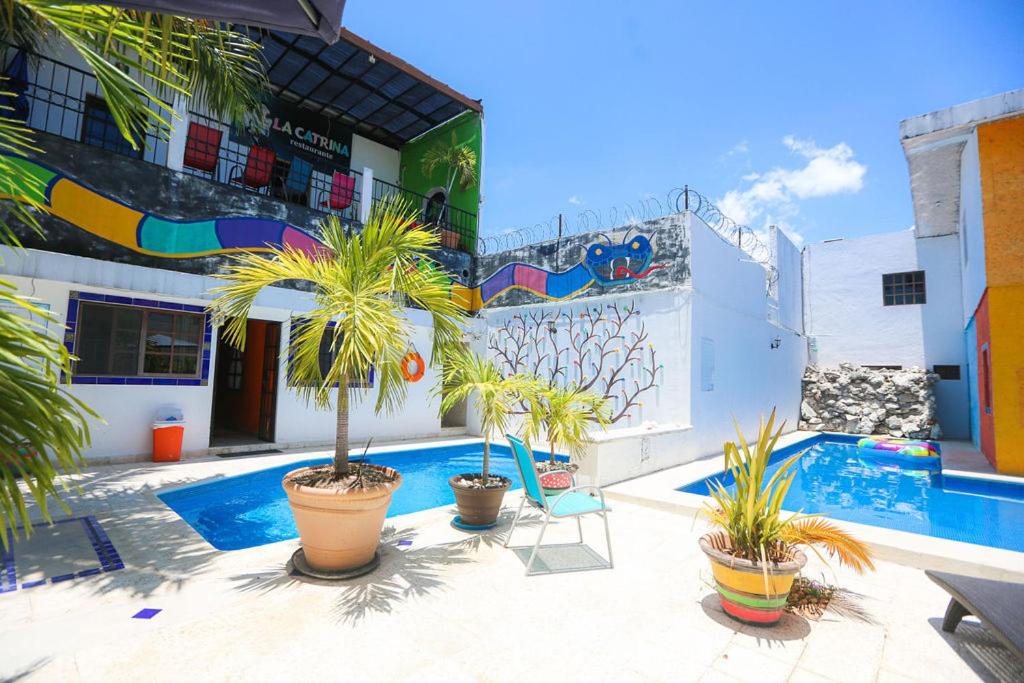 Exterior del Hotel Íkaro Suites Colonial en el centro de Cancún, una opción de hospedaje económico.