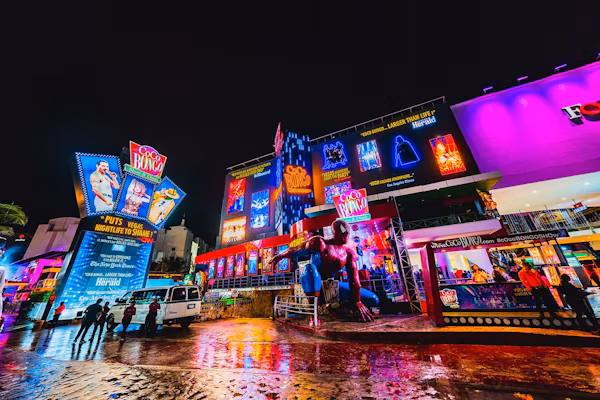 Fachada de Coco Bongo en Cancún por la noche, destacando la vibrante vida nocturna para quienes visitan Cancún.