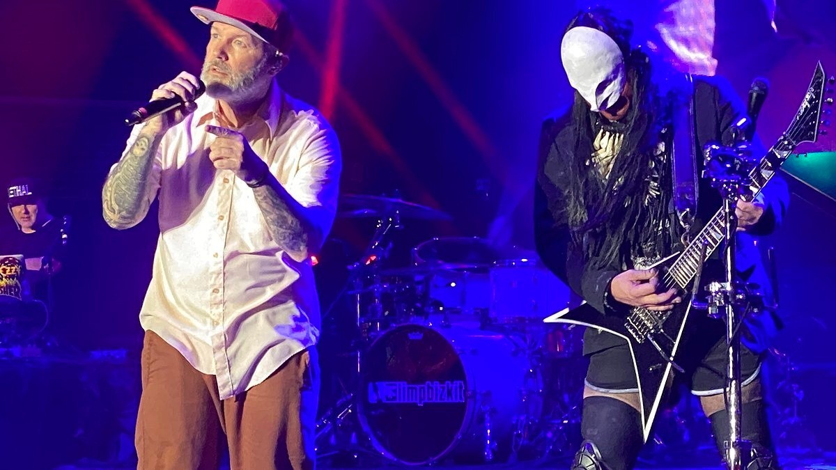 Fred Durst de Limp Bizkit en el escenario, en un show que anticipa la energía de su posible concierto en México.
