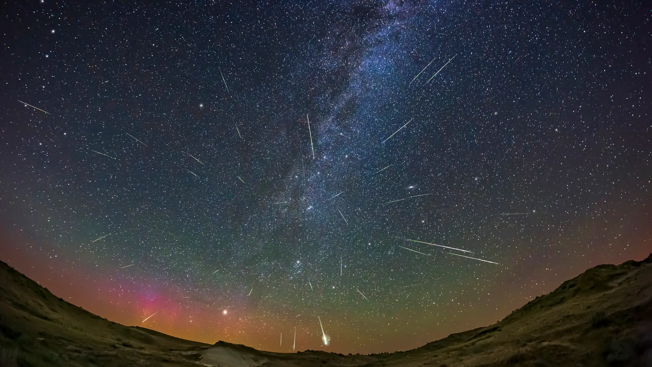 Un cielo nocturno estrellado durante el pico de la lluvia de estrellas Perseidas.