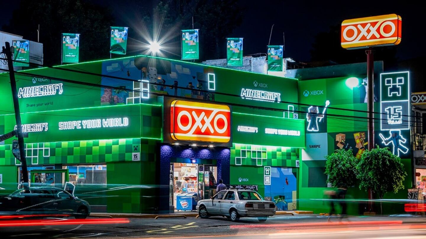 Así luce el Oxxo de Minecraft, con el piso y los refrigeradores decorados al estilo del popular videojuego.