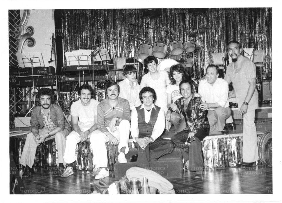 José José actuando en el escenario del centro nocturno El Patio, uno de sus artistas más emblemáticos.