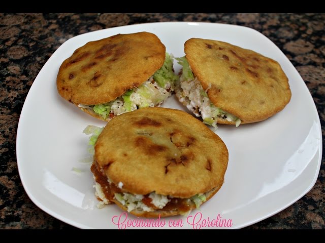 Manos dando forma a la masa rellena, paso clave de la receta de gorditas de chicharrón prensado.