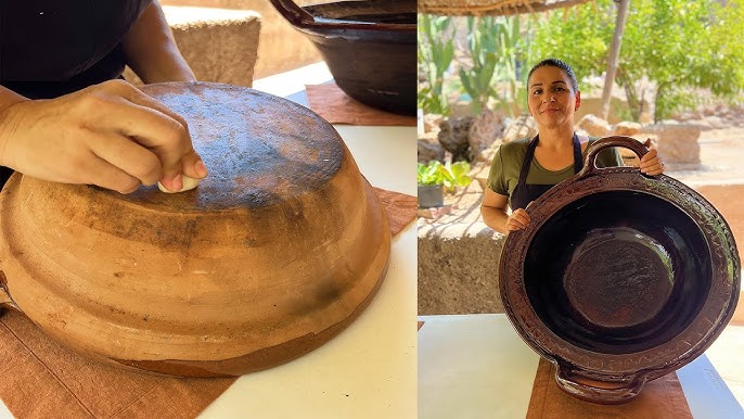 Manos sosteniendo una cazuela de barro, listas para curarla, un paso esencial en cómo curar cazuelas de barro.