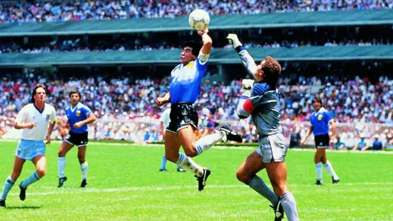 Maradona anotando 2 goles contra Inglaterra