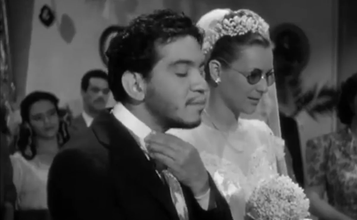 Miroslava Stern y Cantinflas en una escena romántica de la película '¡A volar joven!'.