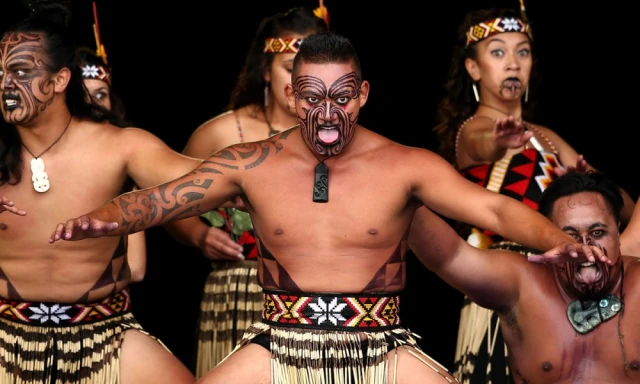Primer plano de un miembro de los All Blacks mostrando por qué los maoríes sacan la lengua en el Haka.