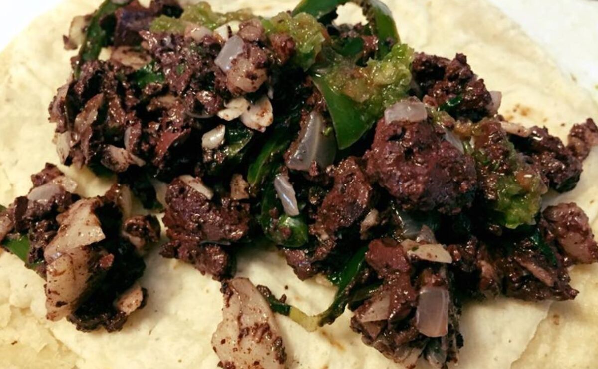 Tacos de moronga con cilantro y cebolla, una forma popular de disfrutar este nutritivo embutido.