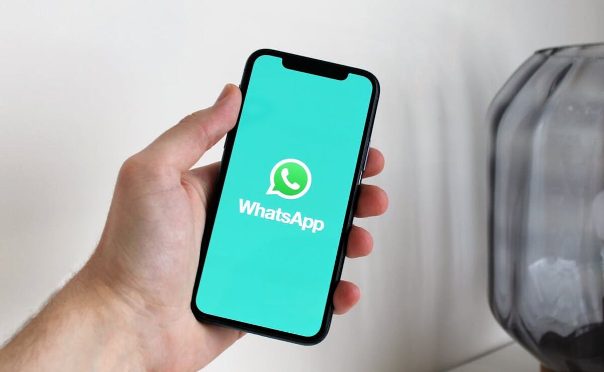 Un gráfico con el logo de WhatsApp y varios modelos de smartphones que son parte de la lista de celulares que se quedan sin WhatsApp.