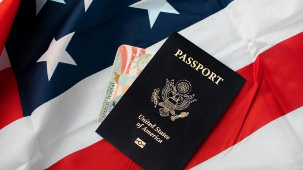 Un pasaporte con una visa de Estados Unidos, relevante para el proceso de la visa para el Mundial 2026.