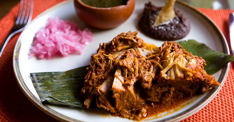 Un plato de Cochinita Pibil, uno de los platillos típicos de México más representativos.