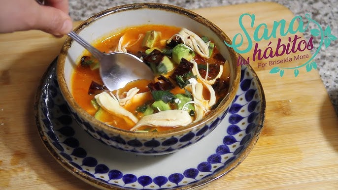 Un plato humeante de sopa de tortilla tradicional con aguacate y chicharrón, una delicia para disfrutar en CDMX.