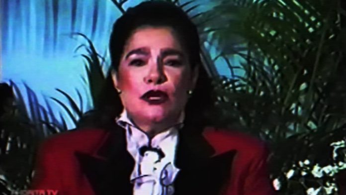 Una escena del cortometraje de 'V:H:S:85' que recrea el terremoto de México en un set de televisión.