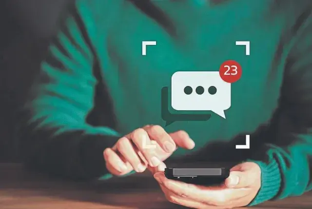 Una persona revisando el almacenamiento de su celular, lleno de archivos de WhatsApp que ocupan más espacio.