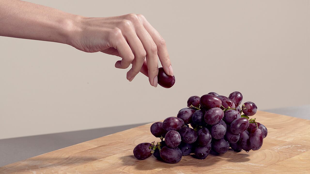 Una persona tomando su presión arterial, en relación a quiénes no deben comer uvas si sufren de hipertensión.