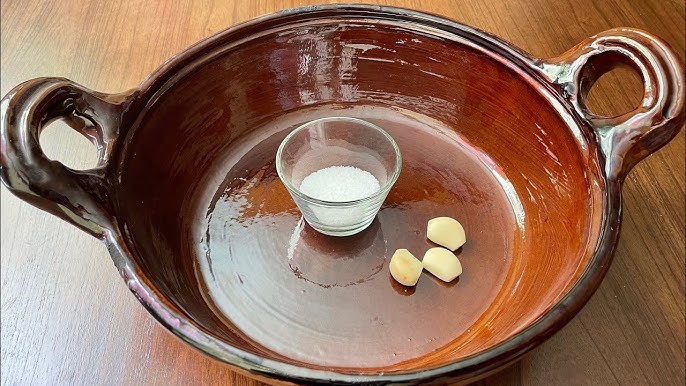 Utensilios de barro mexicano curándose, mostrando el proceso de cómo curar cazuelas de barro.