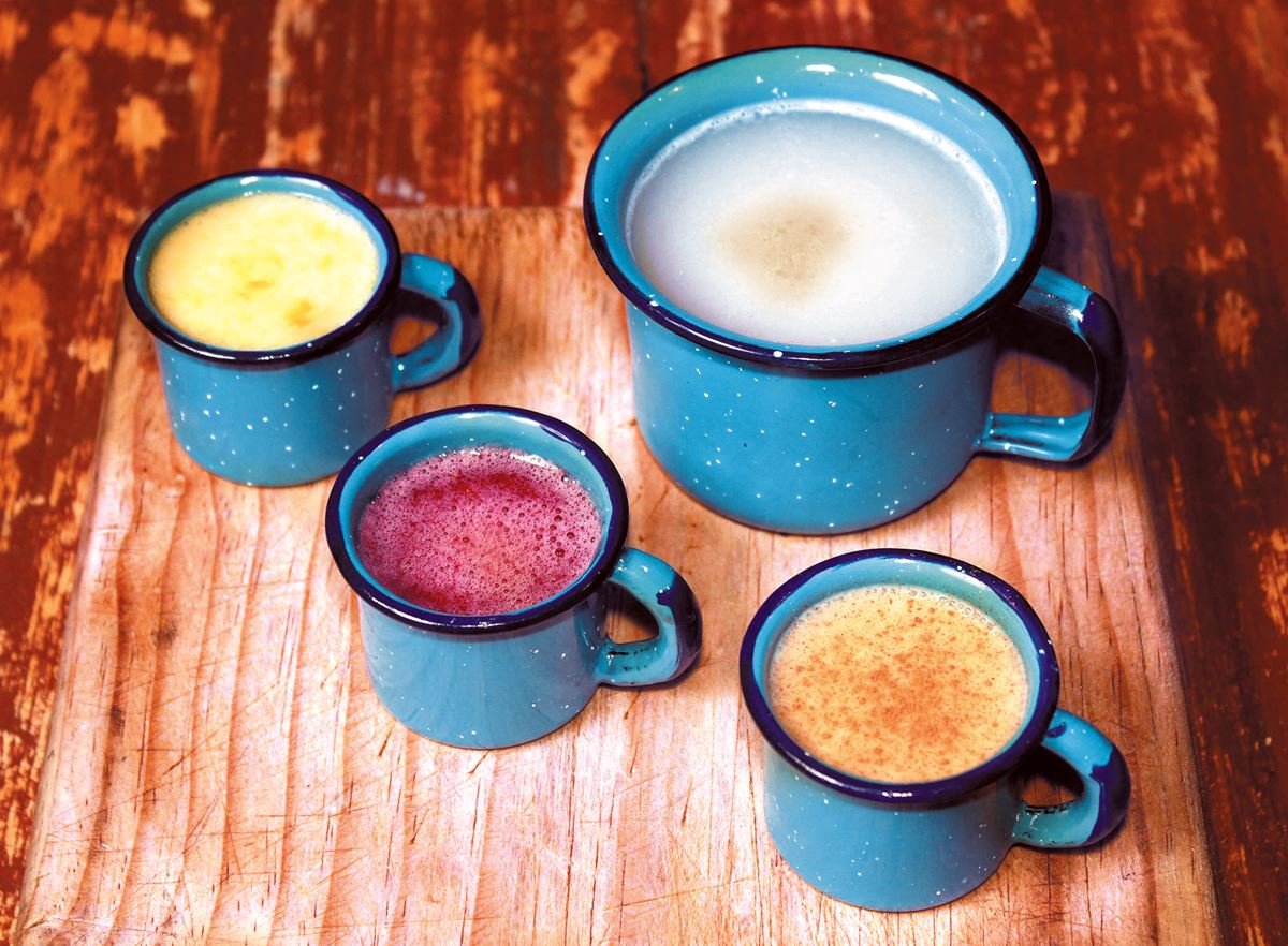 Vasos de pulque curado de diferentes sabores, destacando la diversidad de cómo se prepara el pulque.